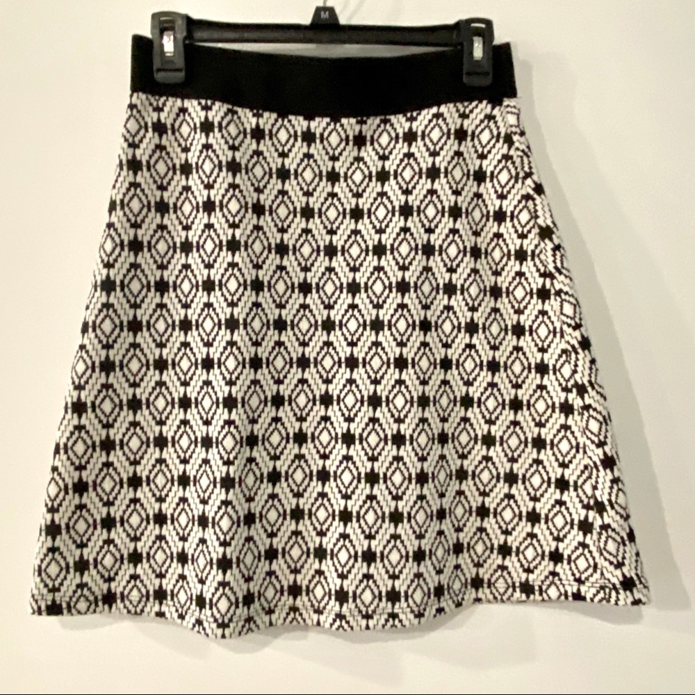 Gilli black & white skirt small